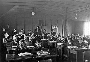 1950_5.6.7.schulj_baracke13+papa (2)